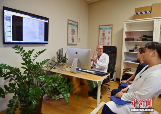 10��17���������L(zh��ng)����������(��һ)�������t(y��)���������g(sh��)��(j��ng)�(y��n)������ �z