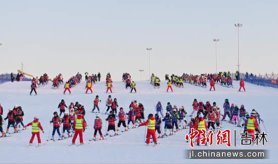 青少年在長(zhǎng)春天定山滑雪場(chǎng)學(xué)習(xí)滑雪 (資料圖)張瑤/攝 青少年在長(zhǎng)春天定山滑雪場(chǎng)學(xué)習(xí)滑雪 (資料圖)張瑤/攝