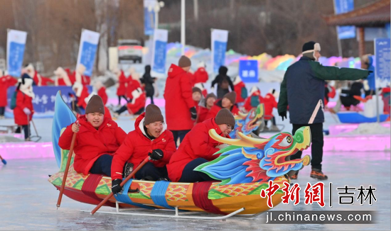 游客在長(zhǎng)春冰雪新天地體驗(yàn)冰上龍舟 (資料圖)張瑤/攝 游客在長(zhǎng)春冰雪新天地體驗(yàn)冰上龍舟 (資料圖)張瑤/攝