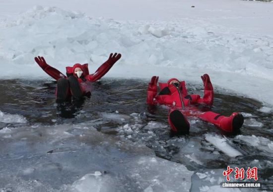 2��5��������ʡ�L(zh��ng)������һ�(xi��ng)��(d��)�صı����(xi��ng)Ŀ���������ο�ǰ��(l��i)�w�(y��n)���ڇ�(y��n)������У����c��������Ŀ�ļtɫ�����b������ȻƯ���ڱ���֮�������܄e�µı�ѩ��(l��)Ȥ�������� �z