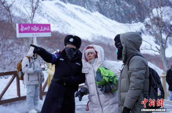 ���軨Ů�Ӿ�������ڜ�Ȫ�V�����ο�ָ�����[·�������w�� �z