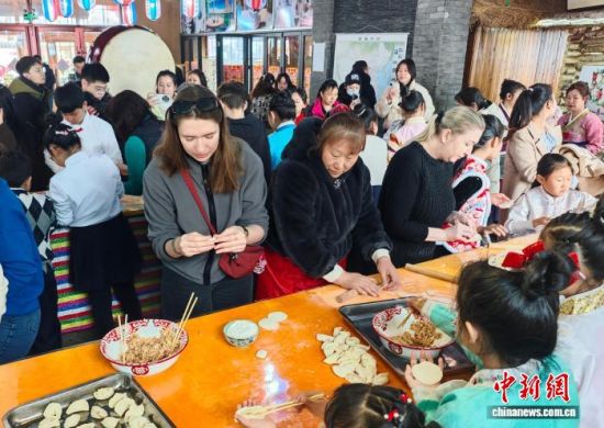 3��8�գ����ְ��D�����_˹�ο��w��������w���� �z